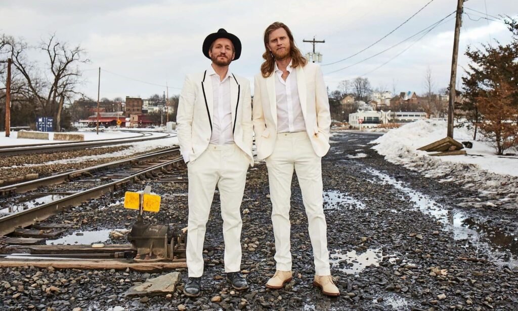 7 Best Modern Folk Artists To Listen To